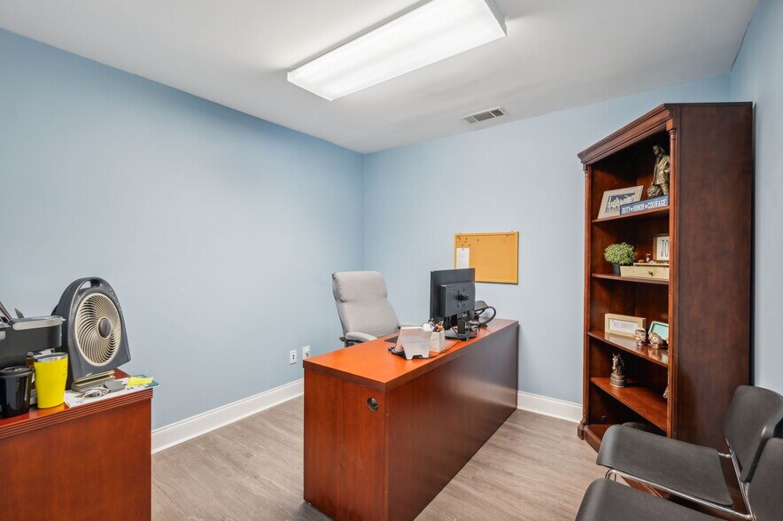 More Photos Of 4228 Main St, Oakwood Showroom For Lease