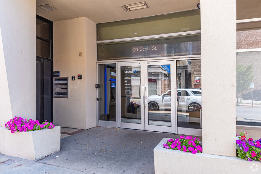 More Photos Of 58 E Clinton St, Joliet Office For Lease