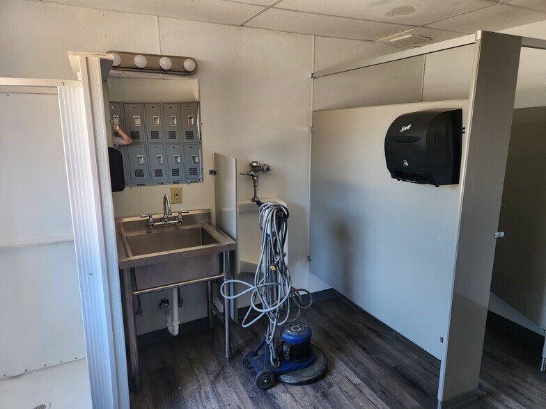 More Photos Of 1111 Virginia St, Mobile Industrial For Lease