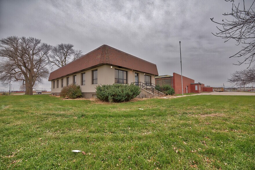 More Photos Of 1305 19th St SW, Mason City Distribution For Sale