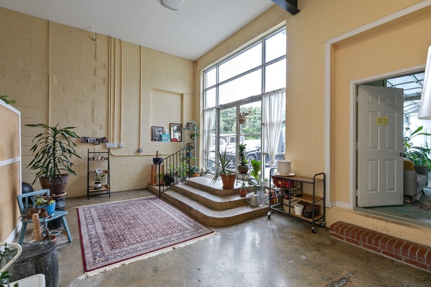 More Photos Of 1726 Altamont Ave, Richmond Warehouse For Lease