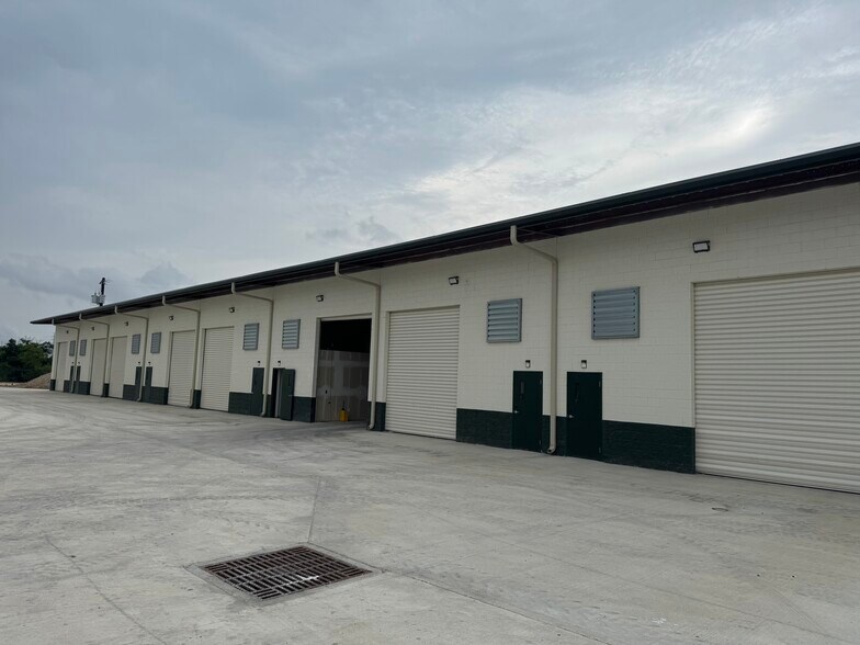 More Photos Of 11926 Rail Dr, San Antonio Unknown For Lease