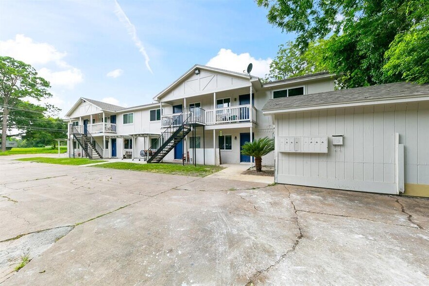 More Photos Of 1312 W Adoue St, Alvin Apartments For Sale