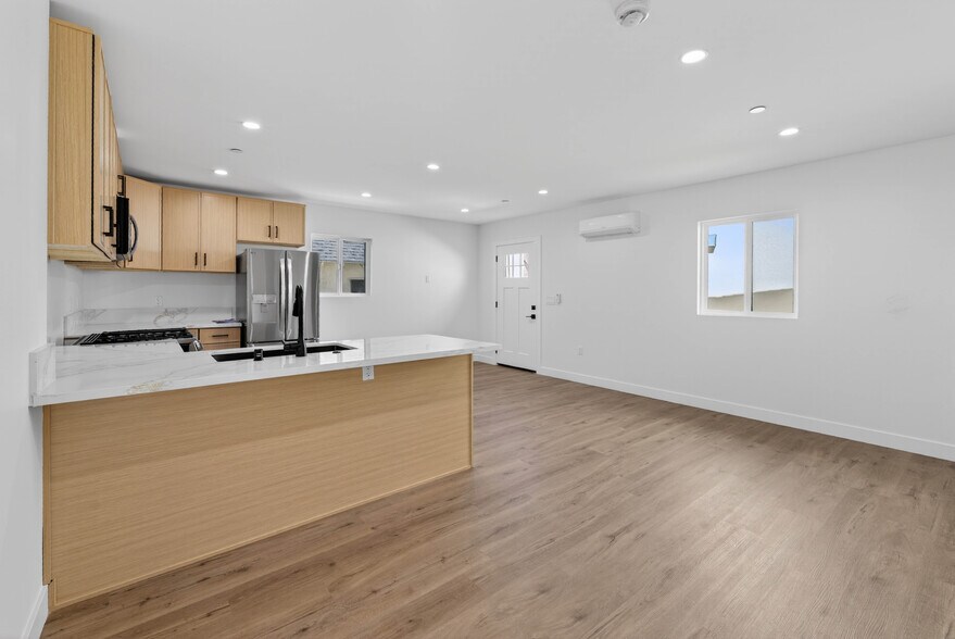 More Photos Of 678 E 45th St, Los Angeles Multifamily For Sale