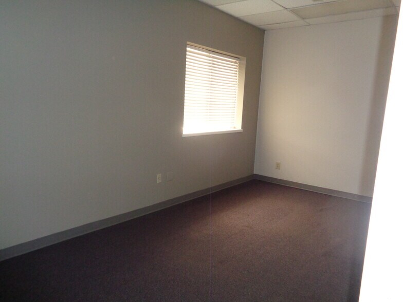 More Photos Of 3903-3913 S Lynn Ct, Independence Office For Sale