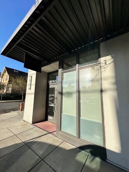 More Photos Of 1919 NW Quimby St, Portland Apartments For Lease