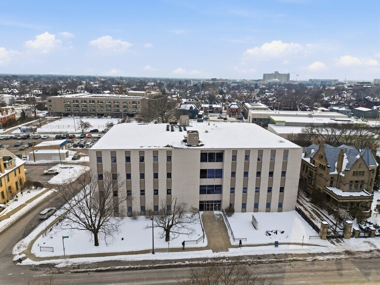 More Photos Of 899 E Broad St, Columbus Medical For Lease