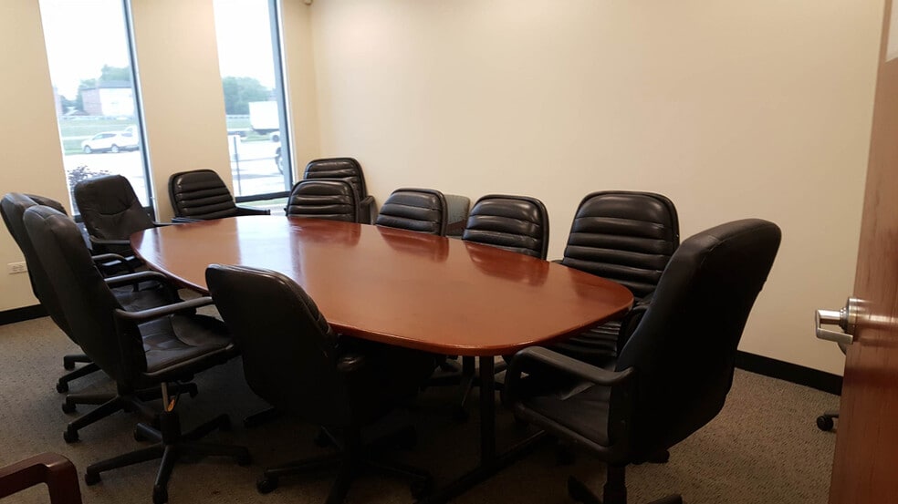 More Photos Of 7700 W 79th St, Bridgeview Self Storage For Lease