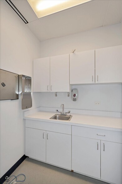 More Photos Of 912 Northwest Hwy, Fox River Grove Medical For Sale