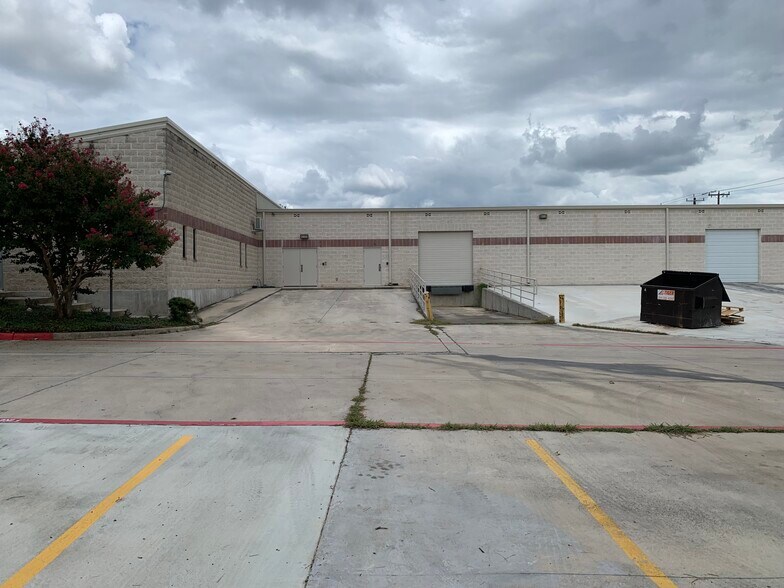 More Photos Of 12830 Cogburn Ave, San Antonio Light Distribution For Lease