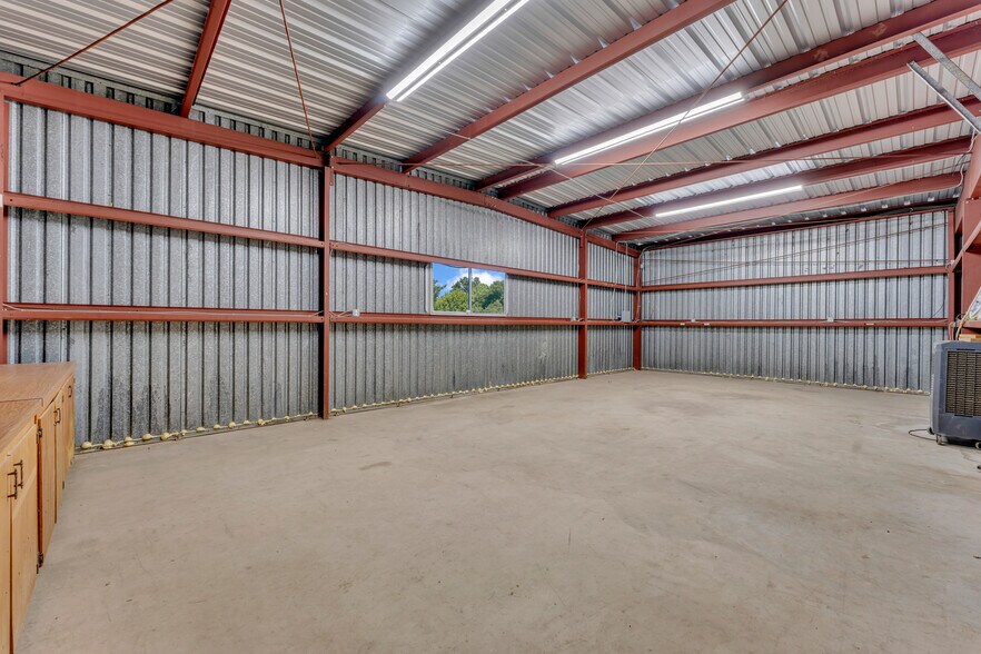 More Photos Of 201 W 9th St, Burnet Warehouse For Sale