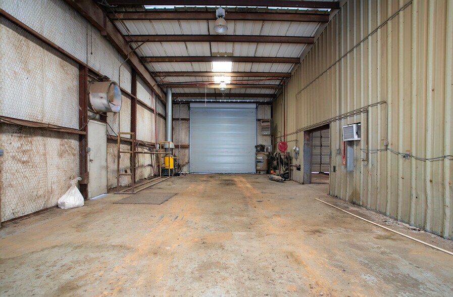 More Photos Of 5425 W Oak St, Palestine Flex For Lease