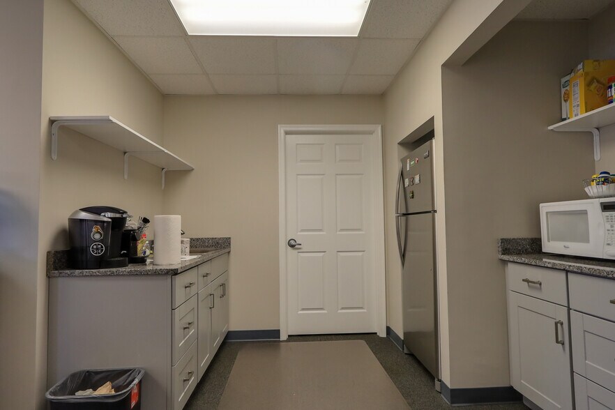 More Photos Of 5713 Industry Ln, Frederick Showroom For Sale