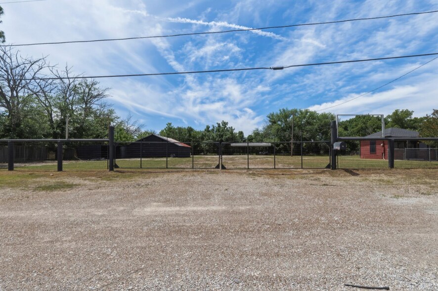 More Photos Of 2040 Fort Worth Hwy, Weatherford Industrial For Sale