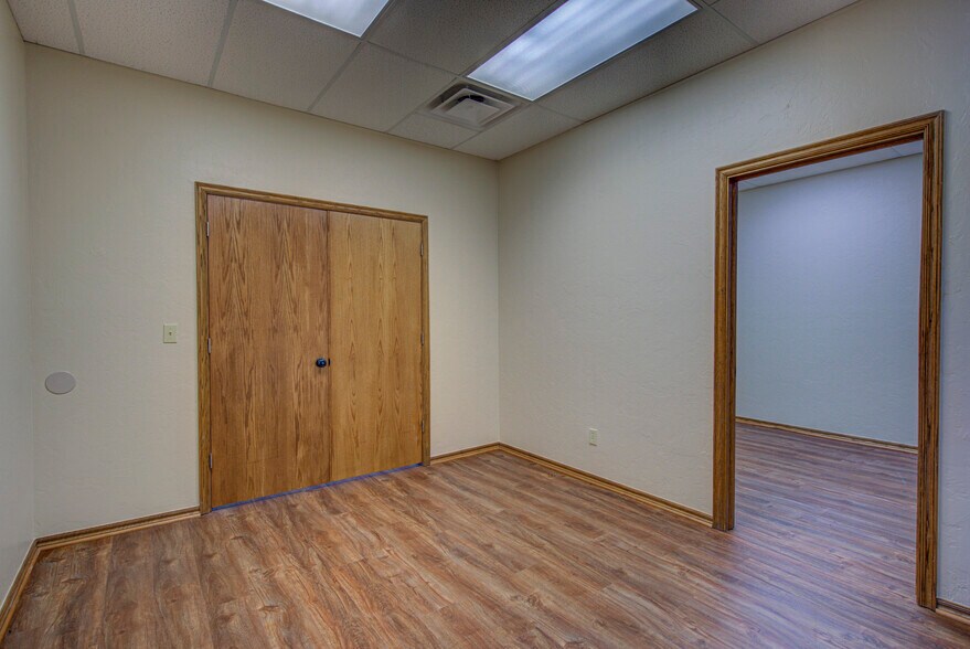 More Photos Of 2830 NW 32nd St, Newcastle Office For Sale