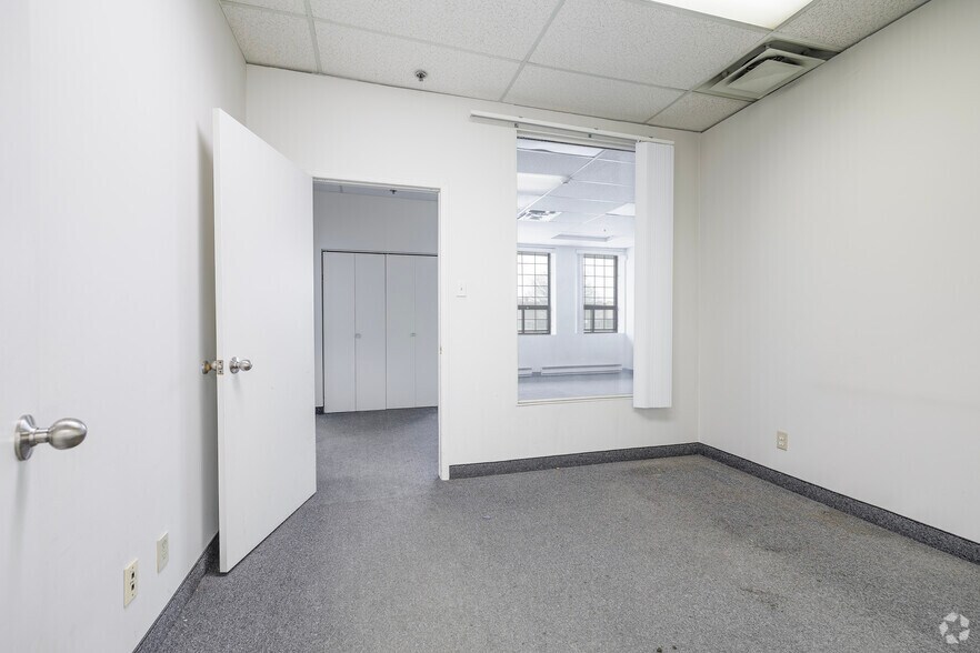 More Photos Of 90A-90F Boul Brunswick, Dollard-des-Ormeaux Warehouse For Lease