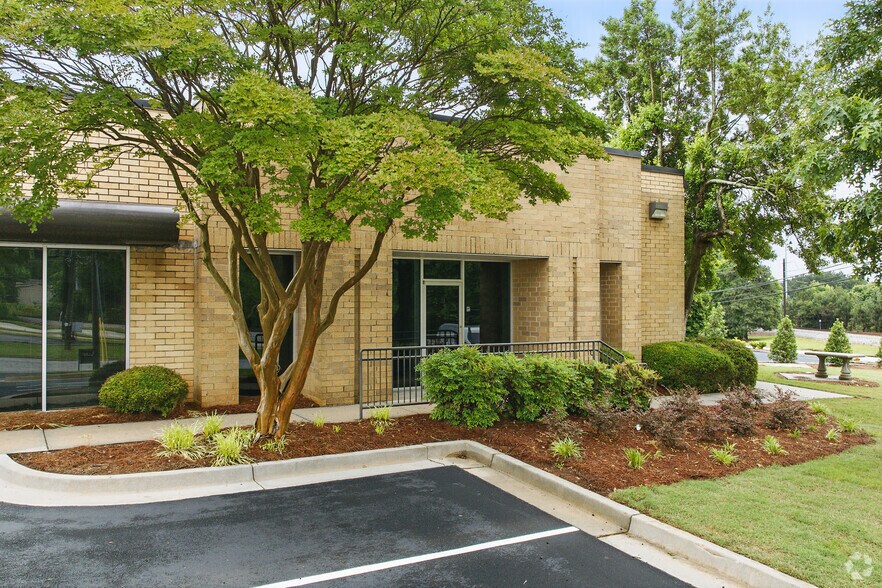 More Photos Of 5622 E Ponce de Leon Ave, Stone Mountain Distribution For Lease