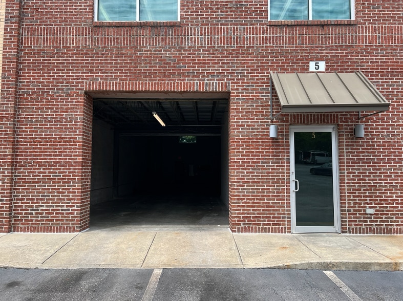 More Photos Of 5292 Oakdale Rd SE, Smyrna Showroom For Lease