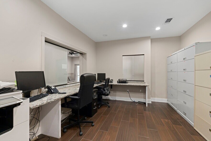 More Photos Of 9518 Tioga Dr, San Antonio Office For Sale