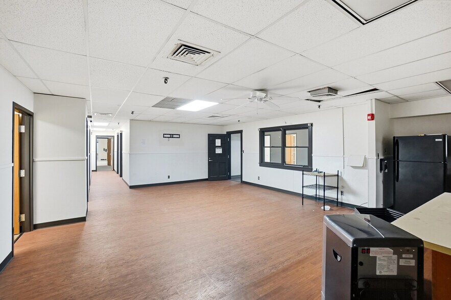 More Photos Of 110 W Leffel Ln, Springfield Service For Lease