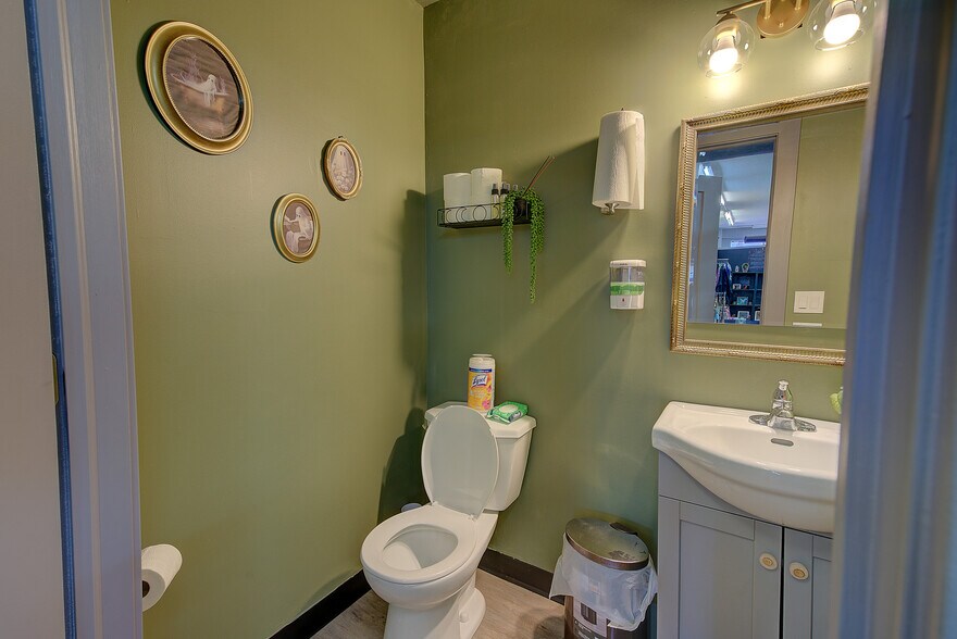 More Photos Of 5020 50 St, Sylvan Lake Storefront For Sale