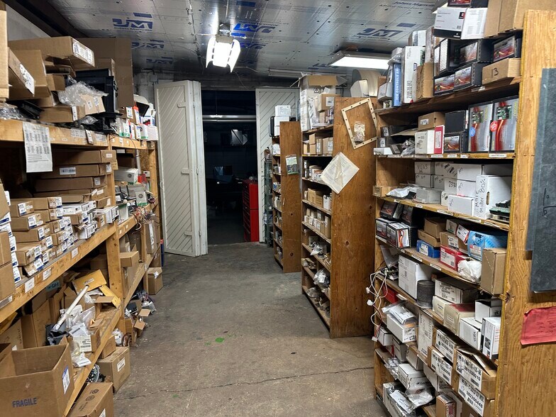 More Photos Of 546 W 5th St, Clare Flex For Sale