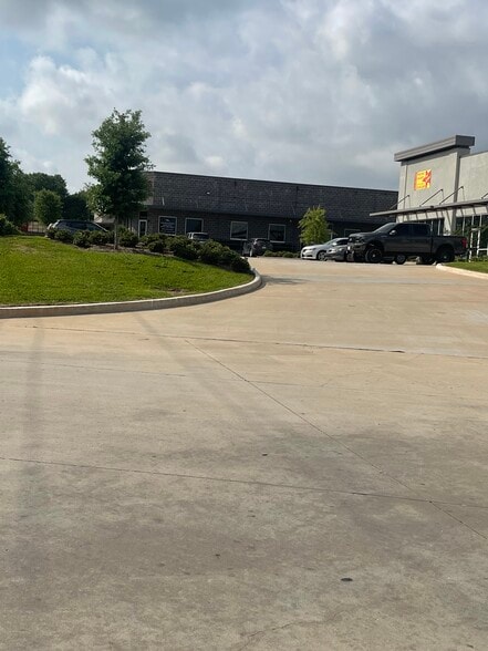 More Photos Of 2527 N Frazier St, Conroe Storefront For Sale