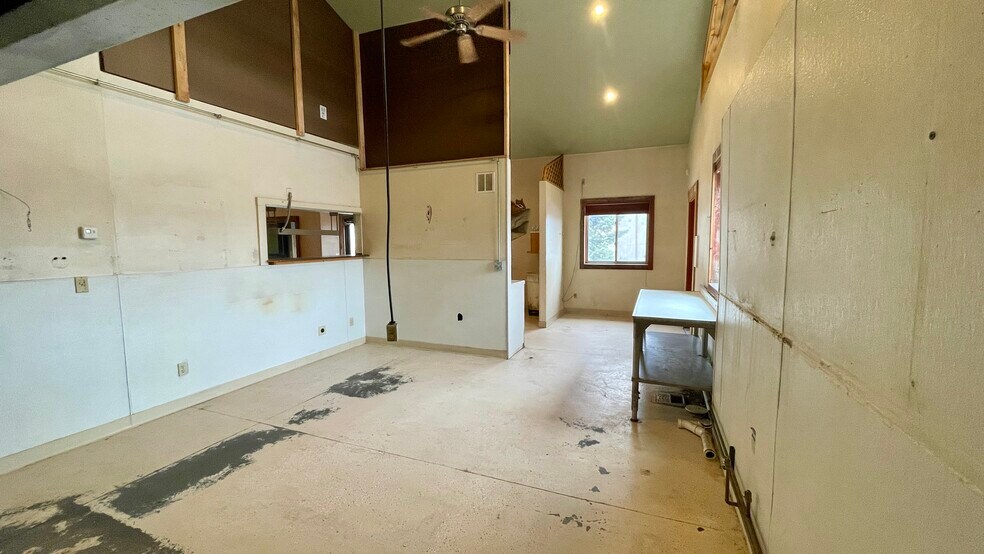 More Photos Of 606 W Byers Ave, Hot Sulphur Springs Flex For Sale
