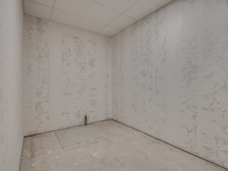 More Photos Of 4403-4411 SW 3rd St, Oklahoma City Showroom For Lease