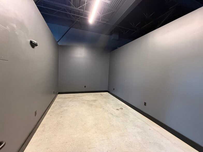 More Photos Of 5036 Keagy Rd, Roanoke General Retail For Lease