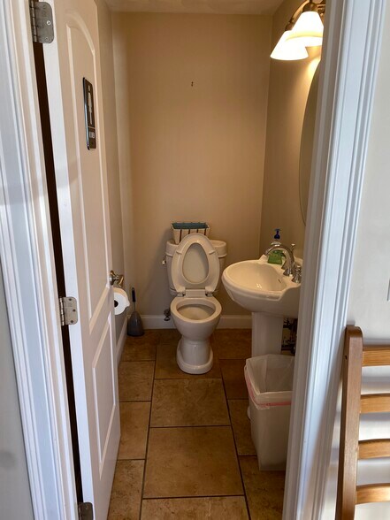 More Photos Of 7 Main St, North Kingstown Storefront Retail Office For Lease