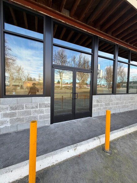 More Photos Of 145 SW 152nd St, Burien General Retail For Lease