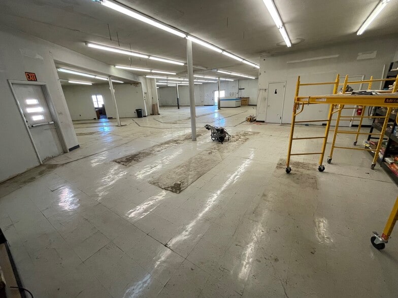 More Photos Of 130 W 3rd St, Waynesboro Light Distribution For Lease