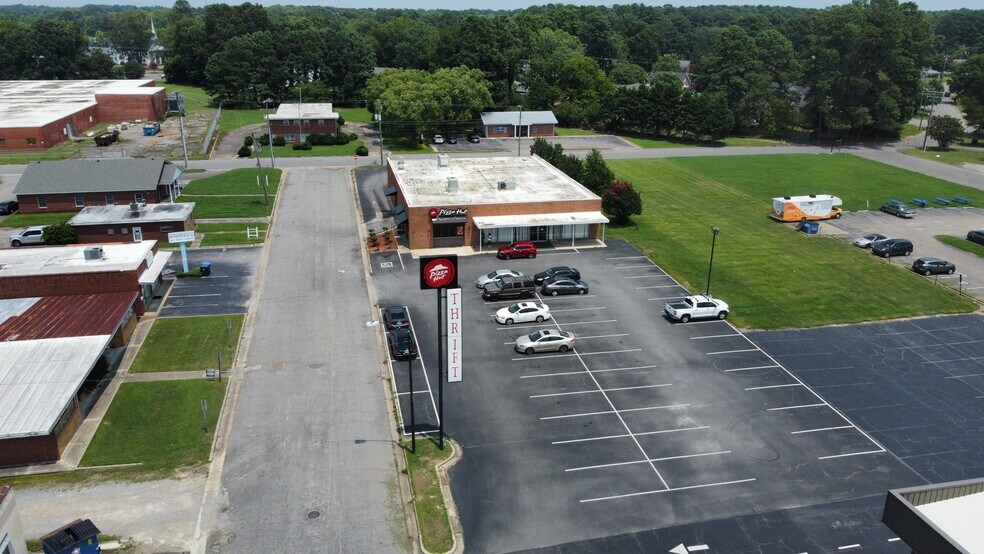More Photos Of 405 Peacock St, Ahoskie Storefront For Lease