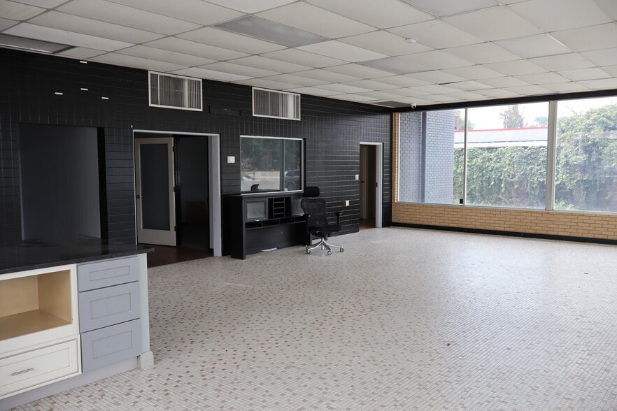 More Photos Of 3485 S Monroe St, Tallahassee Showroom For Lease