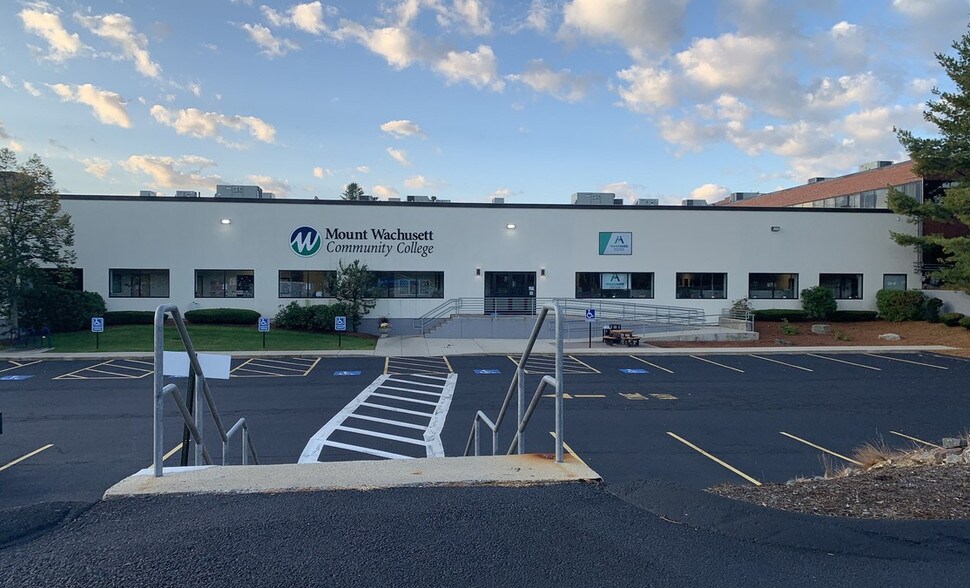 More Photos Of 100 Erdman Way, Leominster Medical For Lease