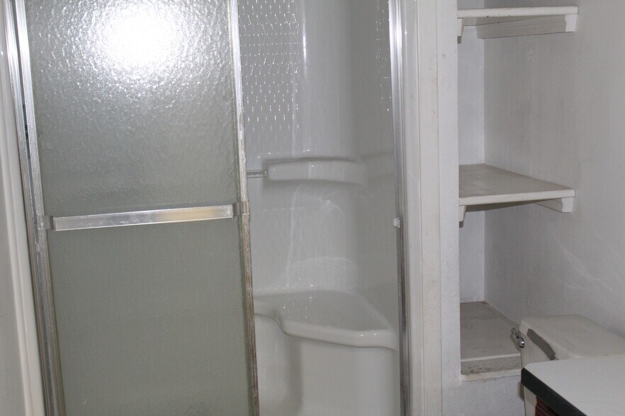 More Photos Of 1808 Barnett Dr, Weatherford Warehouse For Lease