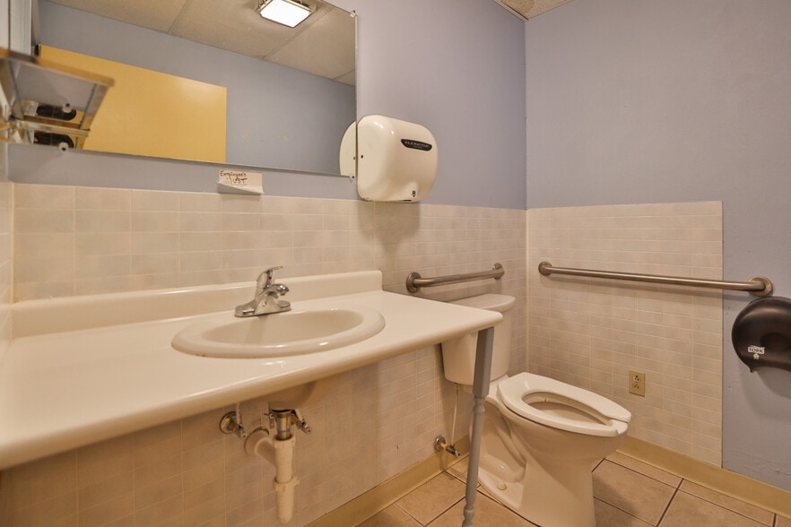 More Photos Of 107 N Bluff Rd, Collinsville Storefront For Sale