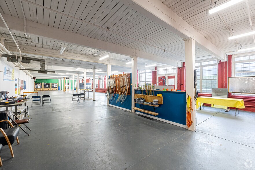 More Photos Of 221 Pine St, Florence Showroom For Lease