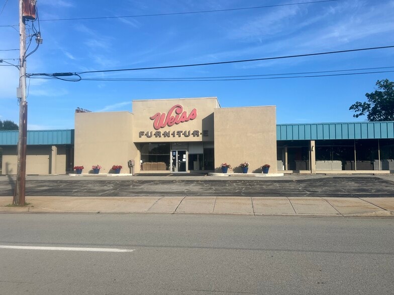 More Photos Of 533 Depot St, Latrobe Showroom For Lease