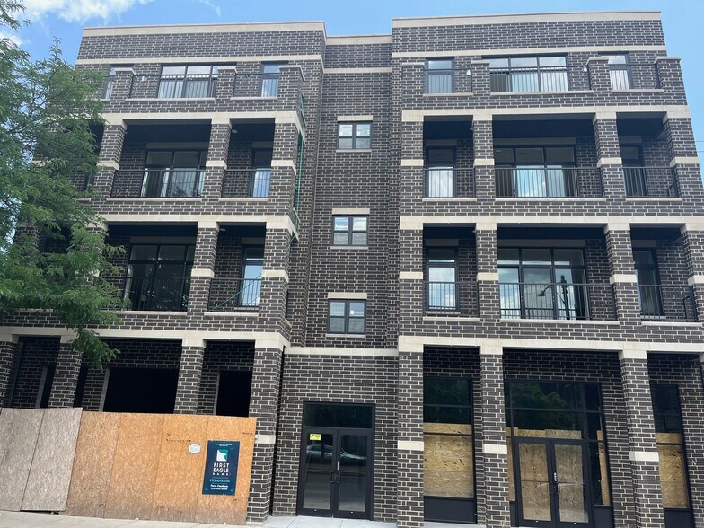 Primary Photo Of 5689 N Lincoln Ave, Chicago Apartments For Lease