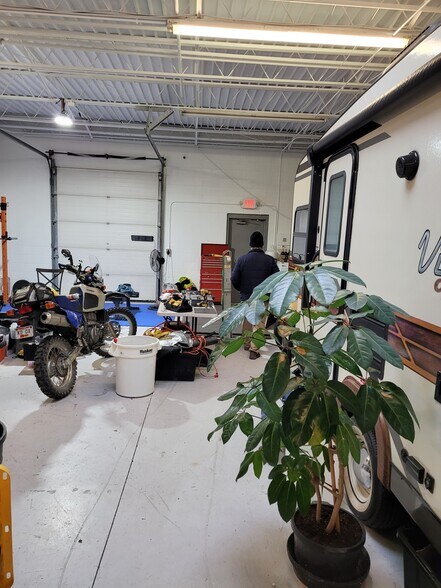 More Photos Of 2800-2826 Banwick Rd, Columbus Light Distribution For Lease