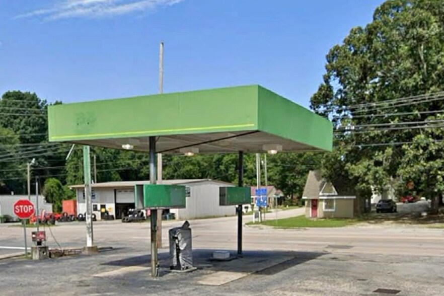 Primary Photo Of 701 N Salisbury Ave, Spencer General Retail For Sale