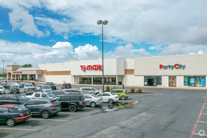 More Photos Of 1790 E Market St, Harrisonburg General Retail For Lease