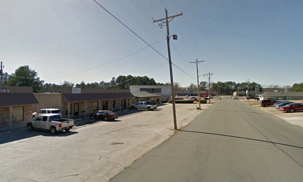 More Photos Of 617 W Bolling St, Monticello General Retail For Lease
