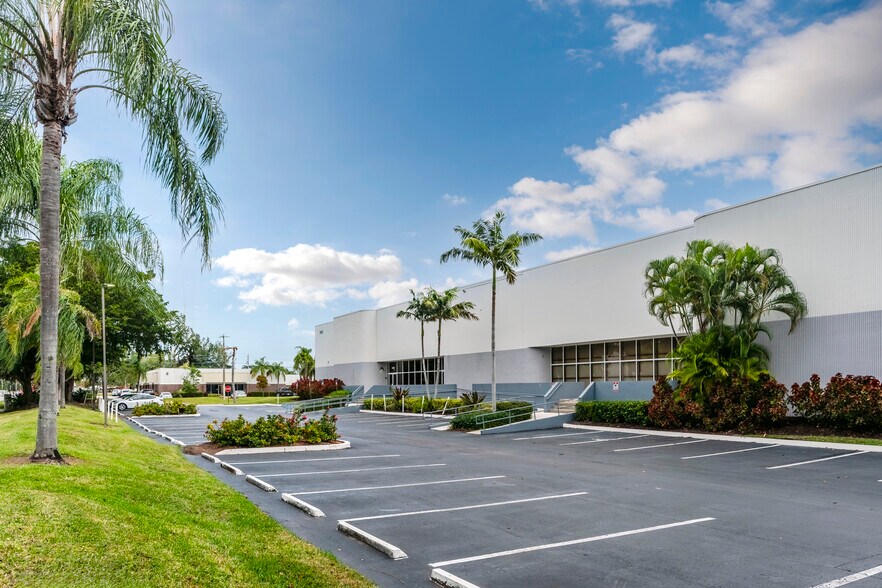 More Photos Of 5400 NW 35th Ave, Fort Lauderdale Warehouse For Lease
