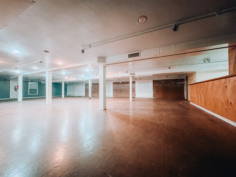 More Photos Of 106 Musgrove St, Clinton Storefront Retail Office For Sale