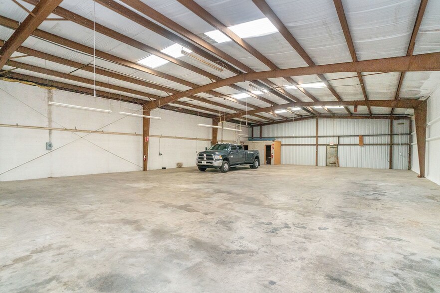 More Photos Of 2729 Lipscomb St, Fort Worth Distribution For Lease