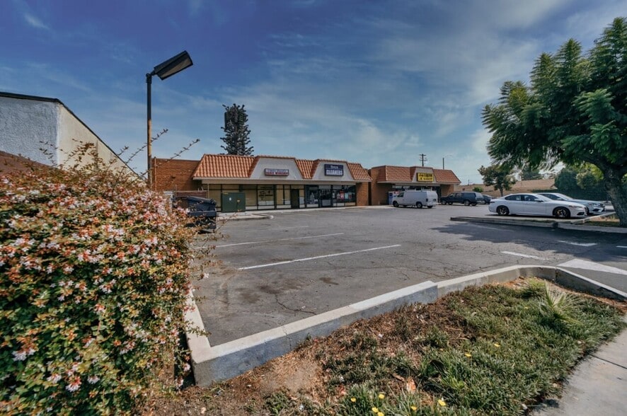 More Photos Of 20942-20948 Bloomfield Ave, Lakewood Storefront For Sale