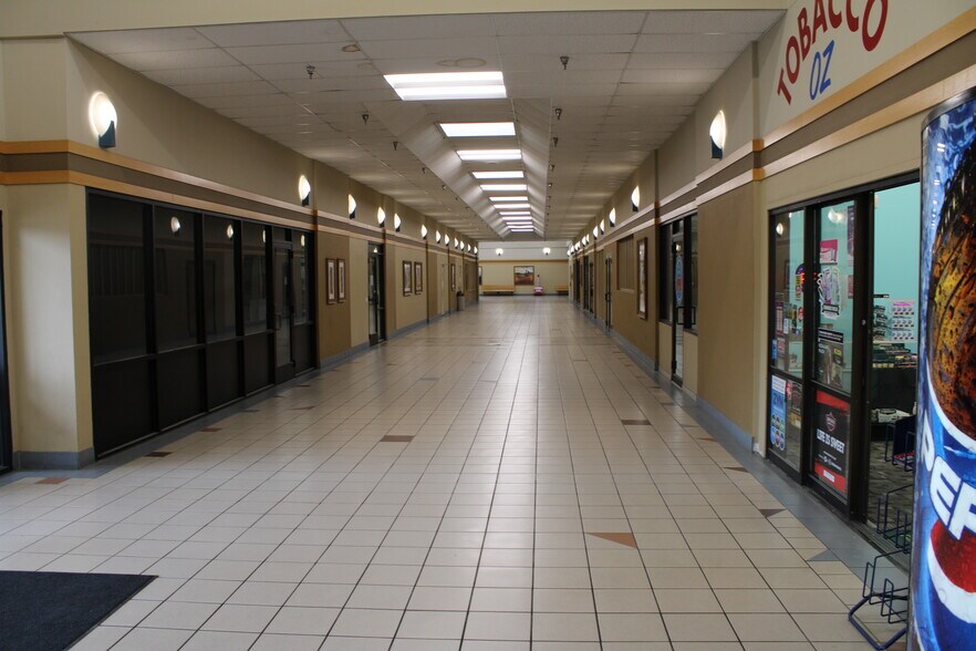 More Photos Of 201 N Victory Dr, Mankato General Retail For Lease